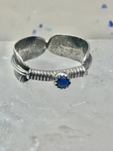 FEATHER RING BLUE LAPIS BAND SOUTHWEST SIZE 5 STERLING SILVER WOMEN: FEATHER RING BLUE LAPIS BAND SOUTHWEST SIZE 5 STERLING SILVER WOMEN Feather ring blue lapis band southwest size 5 sterling silver women Size 5 Weight. 1.9g Width 5/21" Thinnest part of band 1/4"