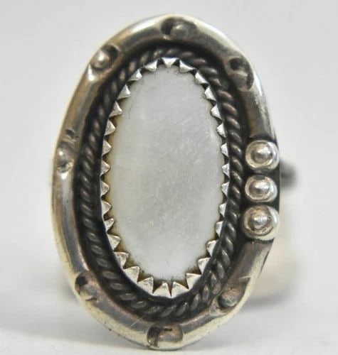 MOTHER OF PEARL RING SOUTHWEST MOP STERLING SILVER BAND SIZE 6: MOTHER OF PEARL RING SOUTHWEST MOP STERLING SILVER BAND SIZE 6 Mother of Pearl Ring Navajo MOP Sterling Silver band Size 6 Weight 4.3g Widest Part of the Band 1" Thinnest Part of th