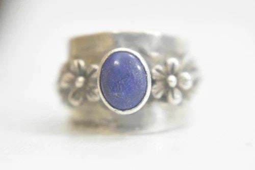 BLUE LAPIS RING SIZE 5.25 CIGAR BAND FLOWERS LEAVES PINKY STERLING SILVER BOHO W: BLUE LAPIS RING SIZE 5.25 CIGAR BAND FLOWERS LEAVES PINKY STERLING SILVER BOHO W Blue stone ring cigar band flowers leaves pinky sterling silver BoHo women My Best guess on the stone is Blue Lapis Siz