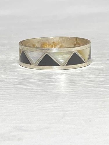ONYX RING MOP MOTHER OF PEARL SOUTHWEST BAND STERLING SILVER BAND WOMEN GIRLS: ONYX RING MOP MOTHER OF PEARL SOUTHWEST BAND STERLING SILVER BAND WOMEN GIRLS Onyx ring MOP mother of pearl southwest band sterling silver band women girls Size 7.50 Weight 2.2g Band Width 3/16" Rings