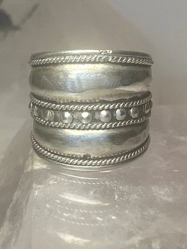 CIGAR BAND ROPE DESIGN RING STERLING SILVER WOMEN GIRLS: CIGAR BAND ROPE DESIGN RING STERLING SILVER WOMEN GIRLS Cigar band rope design ring sterling silver women girls Size 8.25 Between a size 8.25 and a size 8.50 Weight 4.8g Widest part 3/4" Thinnest part