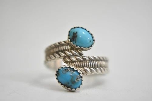 TURQUOISE BYPASS RING SOUTHWEST BAND STERLING SILVER WOMEN SIZE 7.25: TURQUOISE BYPASS RING SOUTHWEST BAND STERLING SILVER WOMEN SIZE 7.25 Turquoise bypass ring southwest band sterling silver women Size 7.25 Between a size 7.25 and a size 7.50 Not adjustable Weight 3.9g