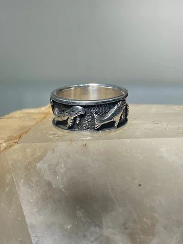 WHALE RING SIZE 6.50 WHALES BAND STERLING SILVER WOMEN MEN: WHALE RING SIZE 6.50 WHALES BAND STERLING SILVER WOMEN MEN Whale ring whales band sterling silver women men Size 6.50 Weight 5.2g Widest part of ring 3/16" Thinnest part of band 5/32"