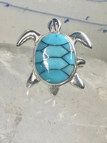 SEA TURTLE RING TURQUOISE SIZE 8 STERLING SILVER WOMEN GIRLS: SEA TURTLE RING TURQUOISE SIZE 8 STERLING SILVER WOMEN GIRLS Sea Turtle ring Turquoise size 8 sterling silver women girls Size 8 Weight 6.2g Length 1" Width 7/8" Thinnest part of band in back 1/8"