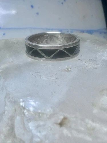 ZUNI RING WEDDING STERLING SILVER BAND ONYX SIZE 9 MEN WOMEN: ZUNI RING WEDDING STERLING SILVER BAND ONYX SIZE 9 MEN WOMEN Zuni ring wedding sterling silver band onyx size 9 men women Size 9 Weight 9.6g Width 1/2" Thinnest part of band in back 1/4"