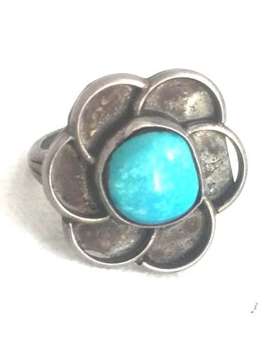 VINTAGE STERLING SILVER SOUTHWEST TRIBAL TURQUOISE FLOWER RING SIZE 6 6.3G: VINTAGE STERLING SILVER SOUTHWEST TRIBAL TURQUOISE FLOWER RING SIZE 6 6.3G Vintage Sterling Silver Southwest Tribal Ring Turquoise Size 6 Weight 6.3g Diameter 13/16" On the flower petals the silver is