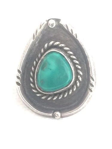 NAVAJO RING TURQUOISE SOUTHWEST RING SIZE 4.5 6.9G TRIBAL PINKIE WOMEN: NAVAJO RING TURQUOISE SOUTHWEST RING SIZE 4.5 6.9G TRIBAL PINKIE WOMEN Navajo ring Turquoise Southwest Ring Size 4.5 6.9g Tribal Pinkie women Size 4.5 Weight 6.9g Length 1 1/8" Width 7/8" The Band is 