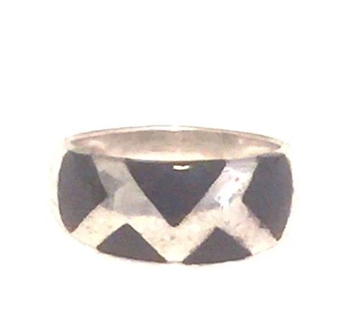 VINTAGE STERLING SILVER ONYX BAND RING SIZE 5.50 4.3G PINKY: VINTAGE STERLING SILVER ONYX BAND RING SIZE 5.50 4.3G PINKY Vintage Sterling Silver Onyx Band Ring Pinky or Small Adult Size 5.5 0 Weight 4.3g Widest Part of Band 11/32" Thinnest Part of Band 1/8" Fre