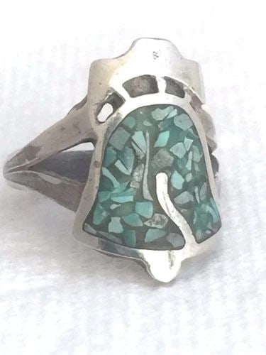 VINTAGE STERLING SILVER SOUTHWEST RING TURQUOISE CHIP LIBERTY BELL SIZE 5.75: VINTAGE STERLING SILVER SOUTHWEST RING TURQUOISE CHIP LIBERTY BELL SIZE 5.75 Vintage Sterling Silver Southwest Ring Turquoise Chip Liberty Bell Size 5.75 Size 5.75 Weight 4.7g Width 1/2" Length