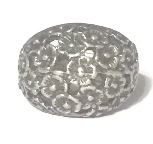 VINTAGE FLOWER DOME BAND STERLING SILVER RING SIZE 5.75: VINTAGE FLOWER DOME BAND STERLING SILVER RING SIZE 5.75 Vintage Flower Dome Band Sterling Silver Ring Size 5.75 Weight 6.7g Widest Part of Band 5/8" Thinnest Part of