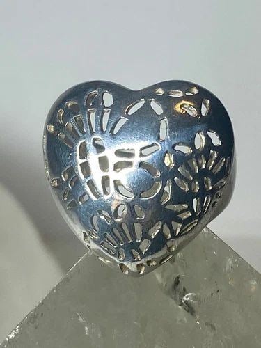 HEART RING CIGAR BAND LOVE VALENTINE STERLING SILVER WOMEN SIZE 6.25: HEART RING CIGAR BAND LOVE VALENTINE STERLING SILVER WOMEN SIZE 6.25 Heart ring cigar band love valentine sterling silver women Size 6.25 Weight 6.2g Widest part of band 1" Thinnest part of band 3/16"