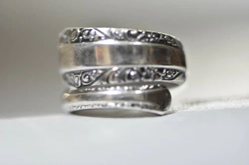 SPOON RING TOWLE VINES FLORAL VINTAGE PINKY BAND STERLING SILVER WOMEN SIZE 4: SPOON RING TOWLE VINES FLORAL VINTAGE PINKY BAND STERLING SILVER WOMEN SIZE 4 Spoon Ring Towle Flower Floral Vintage Band Sterling Silver Women Size 5.50 Adjustable Weight 10.6g Widest part of band 1"