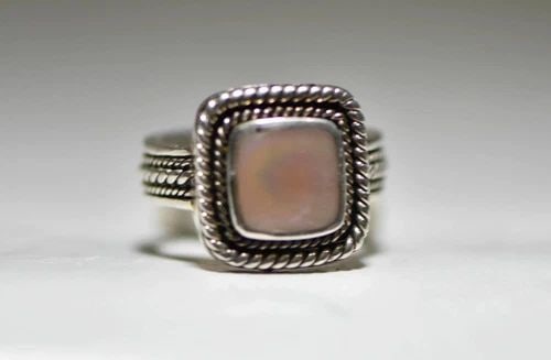 MOP RING MOTHER OF PEARL SOUTHWEST WOMEN STERLING SILVER SIZE 8: MOP RING MOTHER OF PEARL SOUTHWEST WOMEN STERLING SILVER SIZE 8 MOP ring mother of pearl southwest women sterling silver Size 8 weight 9g Widest part of band 5/8" Thinnest part of band 1/4" Delivered 