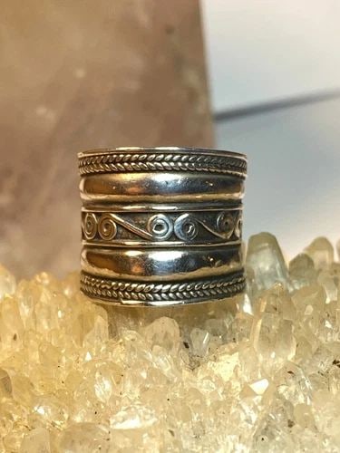 CIGAR BAND SIZE 6 PINKY RING SCROLLWORK DETAIL STERLING SILVER WOMEN GIRLS: CIGAR BAND SIZE 6 PINKY RING SCROLLWORK DETAIL STERLING SILVER WOMEN GIRLS Cigar band pinky ring scrollwork detail sterling silver women girls Size 6 Between a size 6 and a size 6.50 Weight 5.4g Width