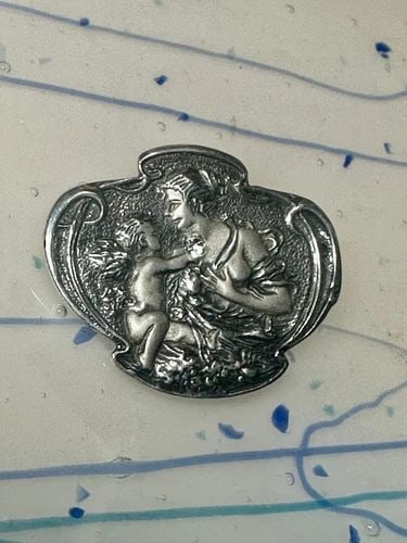 VINTAGE STERLING SILVER PENDANT & PIN CHERUB HANDING JEWEL TO LADY: VINTAGE STERLING SILVER PENDANT & PIN CHERUB HANDING JEWEL TO LADY Vintage sterling silver pendant & pin Cherub handing jewel to lady Inspired by Art Nouveau style Weight 9.2g Length. 1 5/8" Width 1. 