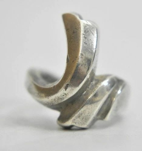 CHUNKY RING SIZE 7.25 CURVE THUMB BAND WOMEN STERLING SILVER: CHUNKY RING SIZE 7.25 CURVE THUMB BAND WOMEN STERLING SILVER Chunky ring Curve thumb band women sterling silver Size 7.25 Weight 9.2g Widest Part of Band 7/8" Thinnest Part of Band 1/8" Delivered in a
