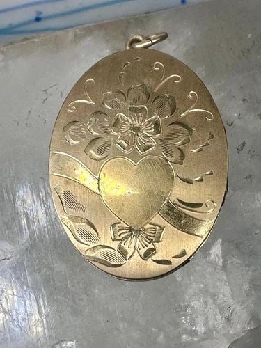 LARGE OVAL PHOTO LOCKET VALENTINE WITH HEART AND FLORAL DESIGN: LARGE OVAL PHOTO LOCKET VALENTINE WITH HEART AND FLORAL DESIGN Vintage Large Oval Photo Locket Valentine with Heart and Floral Design NOT NEW Not sure on the metal cant see signature Length. 1 1/2" Wi