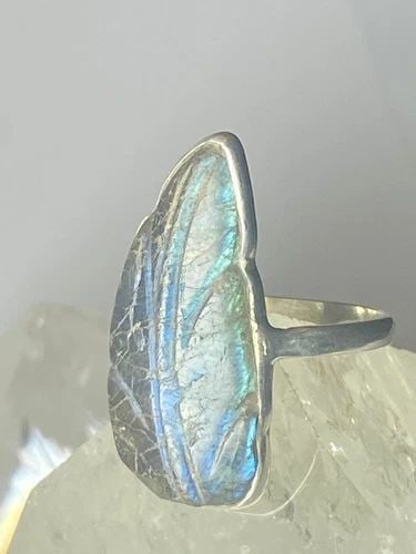 LABRADORITE LEAF RING SOUTHWEST STERLING SILVER WOMEN: LABRADORITE LEAF RING SOUTHWEST STERLING SILVER WOMEN Labradorite leaf ring southwest sterling silver women Size 8.50 Weight 5.5g Length 1. 1/4" Width 5/8" Thinnest part of band 1/8"