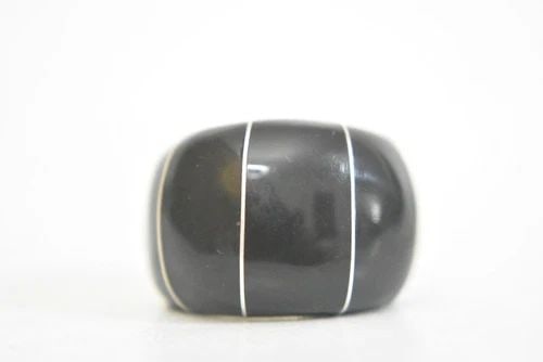 BLACK ONYX RING SIZE 5.50 DOME BAND WOMEN STERLING SILVER MEXICO SIZE 5.5: BLACK ONYX RING SIZE 5.50 DOME BAND WOMEN STERLING SILVER MEXICO SIZE 5.5 black onyx ring dome band statement women sterling silver Made in Mexico Size 5.5 Weight 7.3g Widest part of band 5/8" Thinnes