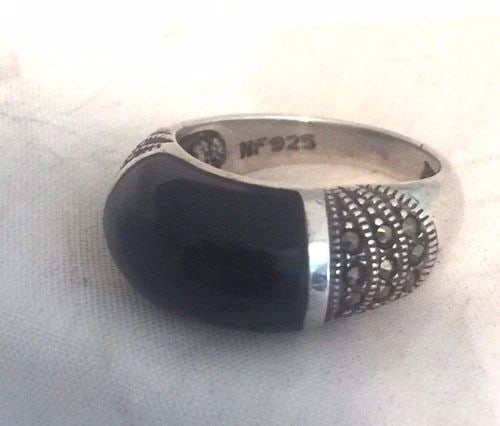VINTAGE STERLING SILVER ONYX & MARCASITE BAND RING SIZE 5.75 4.9G: VINTAGE STERLING SILVER ONYX & MARCASITE BAND RING SIZE 5.75 4.9G Vintage Sterling Silver Onyx & Marcasite Band Ring Size 5.75 Weight 4.9g Widest Part of Band 3/8" Thinnest Part of Band 1/8" Free Firs