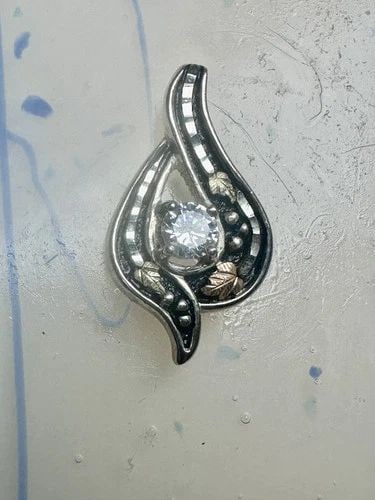 BLACK HILLS GOLD PENDANT CZ FLORAL LEAVES STERLING SILVER WOMEN GIRLS: BLACK HILLS GOLD PENDANT CZ FLORAL LEAVES STERLING SILVER WOMEN GIRLS Black Hills Gold pendant CZ Floral leaves sterling silver women girls Weight 8.8g Length 1. 1/4" Width 3/4"