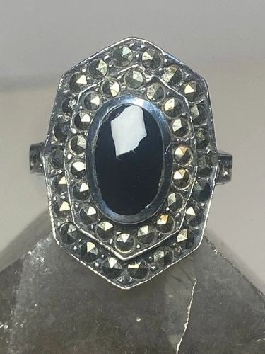 LONG ONYX RING SIZE 7 MARCASITES ART DECO STERLING SILVER WOMEN: LONG ONYX RING SIZE 7 MARCASITES ART DECO STERLING SILVER WOMEN Long onyx ring marcasites Art Deco sterling silver women Size 7 Weight 5.8g Length 7/8" Width 9/16" Thinnest 1/8"