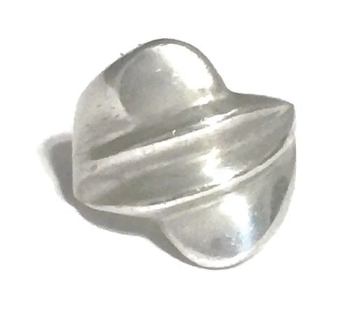 VINTAGE CHUNKY BAND STERLING SILVER RING BOHO THUMB SIZE 8.50 17.6G MEXICO: VINTAGE CHUNKY BAND STERLING SILVER RING BOHO THUMB SIZE 8.50 17.6G MEXICO Vintage Chunky Sterling Silver Ring or Thumb Band Made in Mexico Size 8.50 Between a Size 8.50 and a Size 8.75 Weight 17.6g W