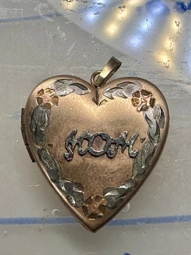INTAGE FLORAL MOM PHOTO HEART LOVE VALENTINE LOCKET FLOWER PENDANT 1/20 14KGF: INTAGE FLORAL MOM PHOTO HEART LOVE VALENTINE LOCKET FLOWER PENDANT 1/20 14KGF Vintage Floral MOM Photo Heart Love Valentine Locket flower Pendant 1/20 14KGF NOT NEW Length.1 " with bail Length without