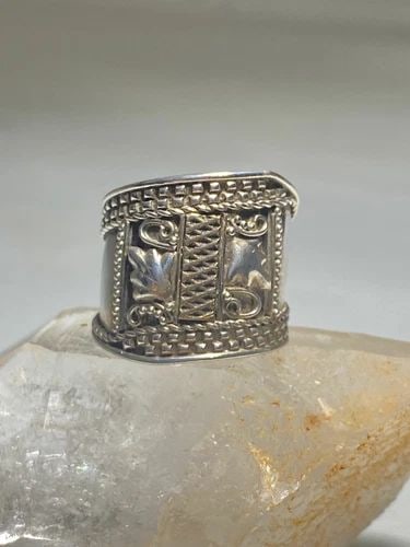 CIGAR BAND SIZE 8 WIDE LEAVES BAND STERLING SILVER WOMEN GIRLS: CIGAR BAND SIZE 8 WIDE LEAVES BAND STERLING SILVER WOMEN GIRLS Cigar band wide leaves band sterling silver women girls Detailed with an overlay on criss cross design Size 8 Weight 4.7g Widest part of 