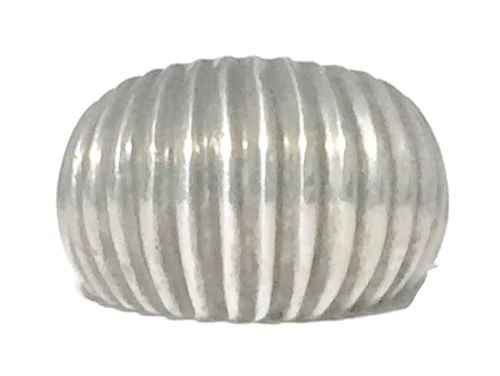 VINTAGE CHUNKY BULKY DOME SOUTHWEST RING BAND GIRL WOMEN SIZE 6.25: VINTAGE CHUNKY BULKY DOME SOUTHWEST RING BAND GIRL WOMEN SIZE 6.25 Vintage Dome BoHo Ring Band Wonderful Vertical Lines Size 6.25 Weight 8.3g Widest Part of Band 5/8" Thinnest Part of Band 1/4" Free P