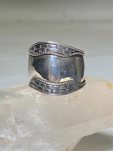 CIGAR BAND SIZE 7.75 BRICK ASYMMETRICAL DESIGN RING STERLING SILVER WOMEN GIRLS: CIGAR BAND SIZE 7.75 BRICK ASYMMETRICAL DESIGN RING STERLING SILVER WOMEN GIRLS symmetrical design ring sterling silver women girls Size 7.75 Weight 3.1g Widest part of band 3/4" Thinnest part of band