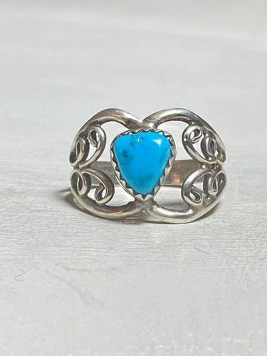 TURQUOISE RING HEART PINKY BAND SOUTHWEST STERLING SILVER GIRLS WOMEN: TURQUOISE RING HEART PINKY BAND SOUTHWEST STERLING SILVER GIRLS WOMEN Turquoise ring heart pinky band southwest sterling silver girls women Size 6.75 Between a size 6.75 and a size 7 Weight 2.5g Wides