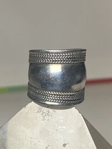 CIGAR BAND RING SIZE 5 ROPE DESIGN STERLING SILVER WOMEN GIRLS: CIGAR BAND RING SIZE 5 ROPE DESIGN STERLING SILVER WOMEN GIRLS Cigar band ring rope design sterling silver women girls Size 5 Weight 6.2g Widest part . 3/4" Thinnest part of band 1/2"