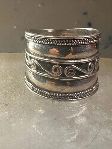 CIGAR BAND RING ROPE DESIGN SIZE 7.50 STERLING SILVER WOMEN: CIGAR BAND RING ROPE DESIGN SIZE 7.50 STERLING SILVER WOMEN Cigar band ring rope design size 7.50 sterling silver women Size 7.50 Weight 4.6g Width 5/8" Thinnest part of band 3/8"