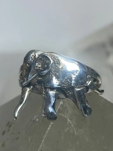 ELEPHANT RING MOVING LEGS TAIL BAND STERLING SILVER WOMEN GIRL: ELEPHANT RING MOVING LEGS TAIL BAND STERLING SILVER WOMEN GIRL Elephant ring moving legs tail band sterling silver women girl Size 7 Weight 5.1g Length. 1/2" Width. 3/4" Thinnest part of band 1/8"