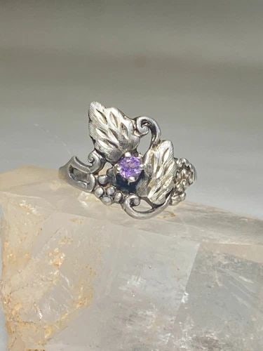 LEAVES RING FLORAL BAND STERLING SILVER WOMEN GIRLS: LEAVES RING FLORAL BAND STERLING SILVER WOMEN GIRLS Leaves ring floral band sterling silver women girls Size 6.50 Between a size 6.50 and a size 6.75 Weight 2.6g Widest part of band 5/8" Thinnest part