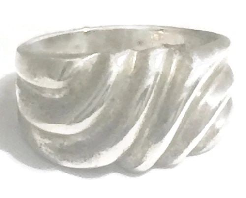 VINTAGE WAVE CIGAR BAND STERLING SILVER RING BOHO THUMB BAND SIZE 8 7.6G: VINTAGE WAVE CIGAR BAND STERLING SILVER RING BOHO THUMB BAND SIZE 8 7.6G Vintage Chunky Wave Band Sterling Silver Ring or Thumb Band Size 8 Weight 7.6g Widest Part of Band 1/2" Thinnest Part of Band 1