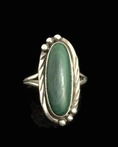 VINTAGE STERLING SILVER LONG MALACHITE SOUTHWEST RING SIZE 7.5 5.4G: VINTAGE STERLING SILVER LONG MALACHITE SOUTHWEST RING SIZE 7.5 5.4G Vintage Sterling Silver Long Malachite Southwest Ring Size 7.50 Weight 5.4g Length 1 1/8" Width 1/2" Ring is Delivered in a Gift Box