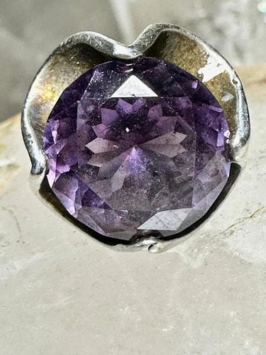 PURPLE RING COCKTAIL SIZE 4.25 PINKY STERLING SILVER VINTAGE WOMEN GIRLS: PURPLE RING COCKTAIL SIZE 4.25 PINKY STERLING SILVER VINTAGE WOMEN GIRLS Purple ring cocktail size 4.25 pinky sterling silver vintage women girls Size 4.25 Weight 7.2g Length. 5/8" Width 5/8" Thinnest