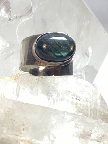 LABRADORITE RING SIZE 8 STERLING SILVER WOMEN GIRLS: LABRADORITE RING SIZE 8 STERLING SILVER WOMEN GIRLS Labradorite ring sterling silver women girls Size 8 adjustable- comfortable band Weight 6.5g length 5/8" Width 3/16" Thinnest part of band 5/32"