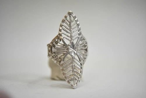 LONG FILIGREE RING LEAF BAND STERLING SILVER WOMEN GIRLS SIZE 6.50: LONG FILIGREE RING LEAF BAND STERLING SILVER WOMEN GIRLS SIZE 6.50 Long Filigree ring leaf band sterling silver women girls Size 6.50 Weight 3.7g Widest part of band 1 1/4" Thinnest part of band 1/4"