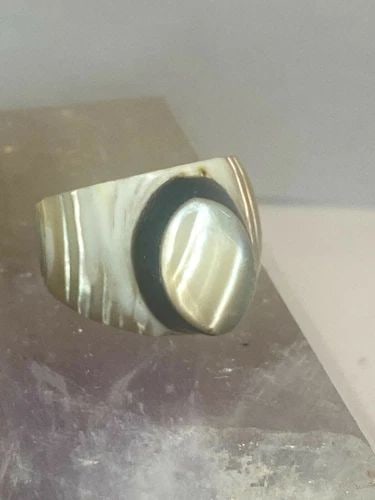 SHELL RING SIZE 6 SOUTHWEST BOHO WOMEN MEN: SHELL RING SIZE 6 SOUTHWEST BOHO WOMEN MEN Shell ring southwest boho women men Size 6 Weight. 5.6g Length 5/8" Width 3/8" Thinnest part of band 3/16"