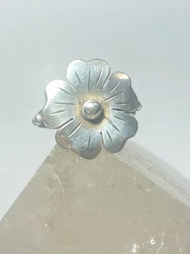 FLOWER RING FLORAL BAND SOUTHWEST STERLING SILVER WOMEN GIRLS SIGNED BL: FLOWER RING FLORAL BAND SOUTHWEST STERLING SILVER WOMEN GIRLS SIGNED BL Flower ring floral band southwest sterling silver signed BL women girls Size 6 Weight. 4.4g Length 3/4" Width. 3/4" Thinnest par