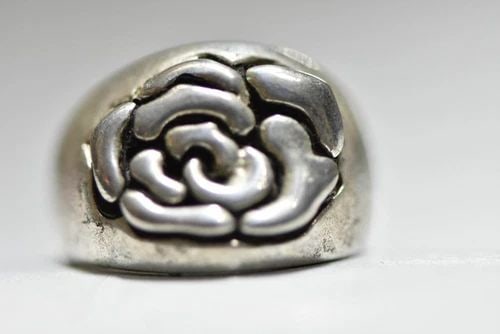 ROSE RING CHUNKY DOME BAND STERLING SILVER WOMEN GIRLS SIZE 7.75: ROSE RING CHUNKY DOME BAND STERLING SILVER WOMEN GIRLS SIZE 7.75 Rose Ring Chunky Dome Band Sterling Silver Women Girls Size 7.75 Weight 7.3g Widest part of band 1/2 " Thinnest part of band 1/8"