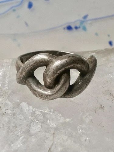 LOVE KNOT RING SIZE 7.50 BAND STERLING SILVER MEN WOMEN GIRLS: LOVE KNOT RING SIZE 7.50 BAND STERLING SILVER MEN WOMEN GIRLS Love Knot ring size 7.50 band sterling silver men women girls Size 7.50 Weight. 3g Width 1/2" Thinnest pat of band 1/8"