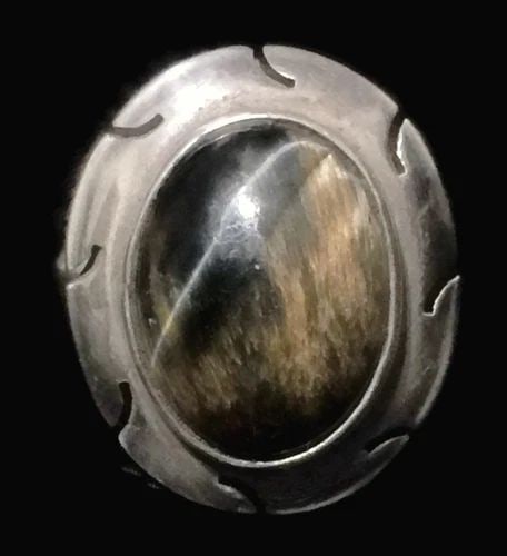 STRIKING TIGER EYE VINTAGE STERLING SILVER RING BAND SIZE 6 MEXICO SIGNED: STRIKING TIGER EYE VINTAGE STERLING SILVER RING BAND SIZE 6 MEXICO SIGNED iger Eye Vintage Sterling Silver Ring Band Made in Mexico The line is not a camera flash but rather part of the stone Size 6 W