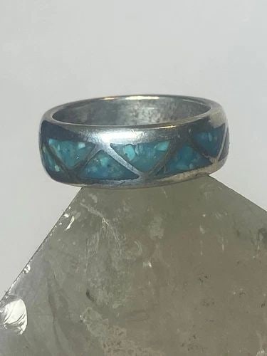 TURQUOISE CHIPS RING SOUTHWEST BAND STERLING SILVER WOMEN GIRLS: TURQUOISE CHIPS RING SOUTHWEST BAND STERLING SILVER WOMEN GIRLS Turquoise chips ring southwest band sterling silver women girls Size 4.25 Weight 3.7g Width 7/32"