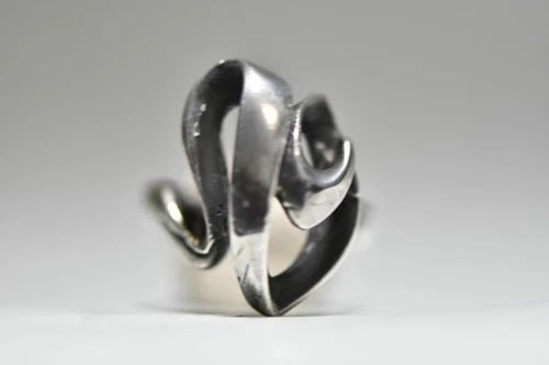 FREEFORM RING ABSTRACT BAND STERLING SILVER BOHO WOMEN: FREEFORM RING ABSTRACT BAND STERLING SILVER BOHO WOMEN freeform ring abstract band sterling silver boho women Size 6 weight 8.2g length of front 1" width of front 5/8" Delivered in a Gift Box