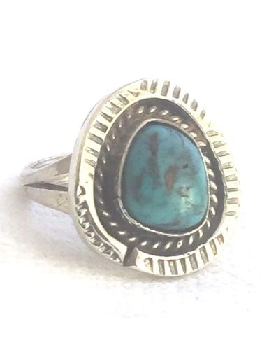 NAVAJO RING TURQUOISE SIZE 5.50 STERLING SILVER WOMEN: NAVAJO RING TURQUOISE SIZE 5.50 STERLING SILVER WOMEN Navajo ring turquoise size 5.50 sterling silver women Size 5 Weight 7.7g Length 13/16" Width 11/16" Free First Class shipping and postal insurance