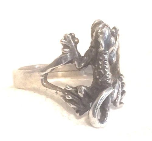 VINTAGE STERLING SILVER LIZARD RING SIZE 8.25 4.8G: VINTAGE STERLING SILVER LIZARD RING SIZE 8.25 4.8G Vintage Sterling Silver Lizard Ring Handmade Size 8.25 Weight 4.8g Widest Part of Band 3/4" Thinnest Part of Band 1/8" Free First Class shipping a